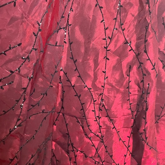 Red and black vine satiny vintage Ronni Nicole Skirt

Size 4

MISSING BUTTON - Picture 2 of 3